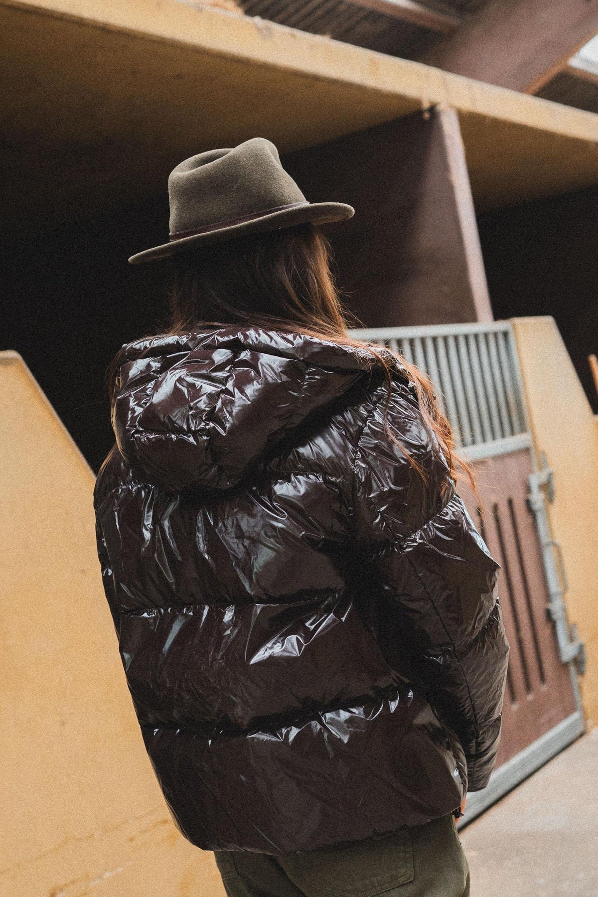 SINGAPORE - Glossy puffer jacket - Brown