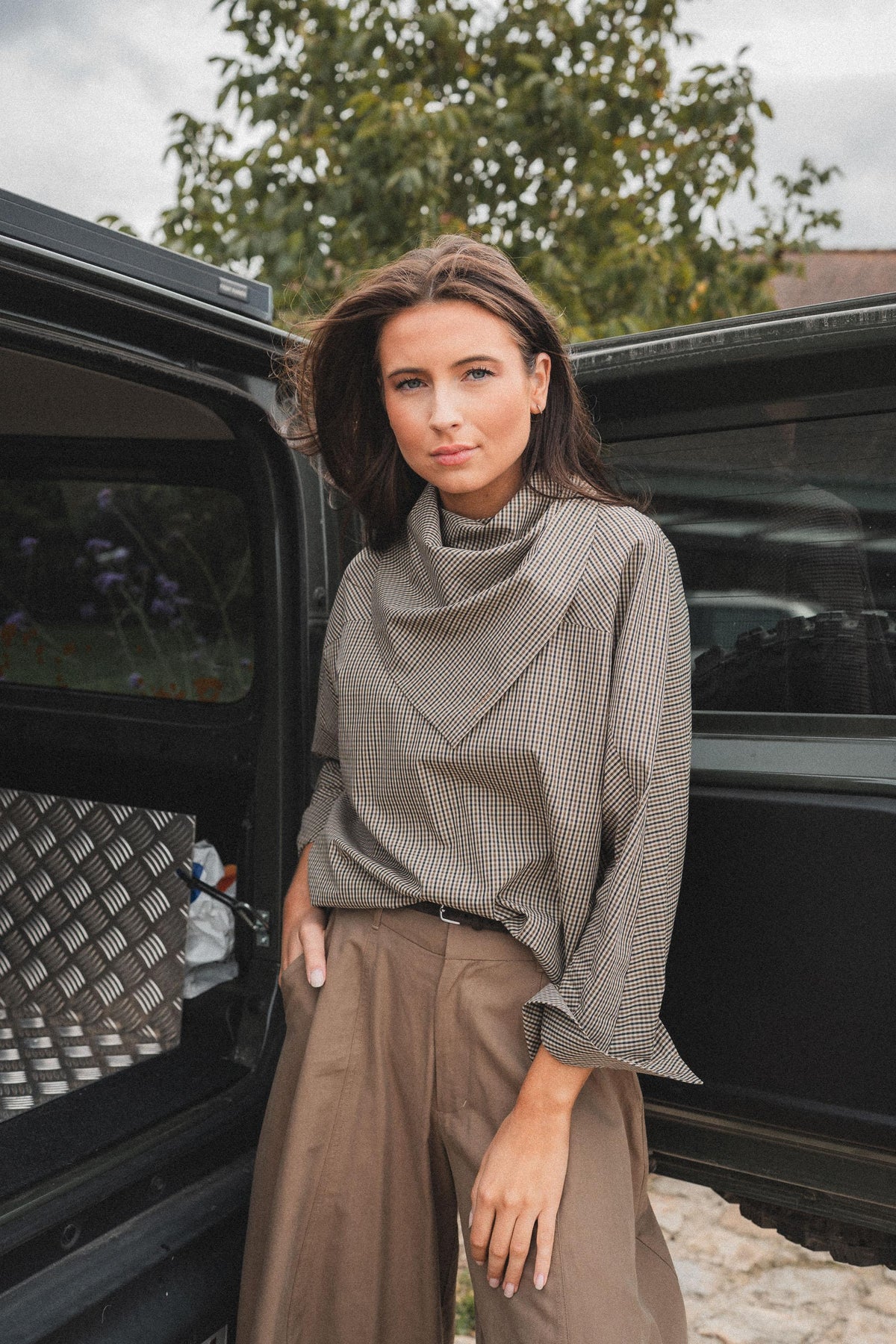 BERLIN - Oversized scarf blouse - Brown / Navy checks