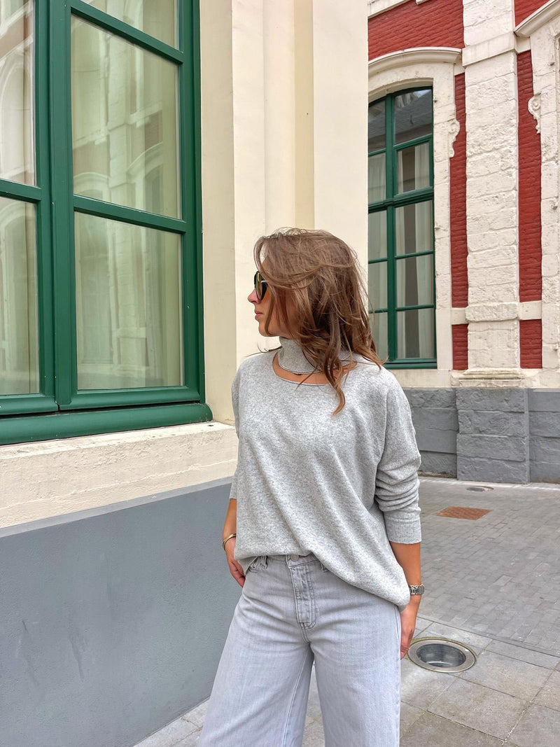 MAEVI - Cut Out Pull - Light Grey